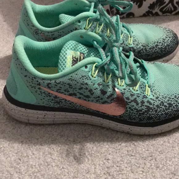 Size 6 gently used Nike sneakers - Picture 2 of 3